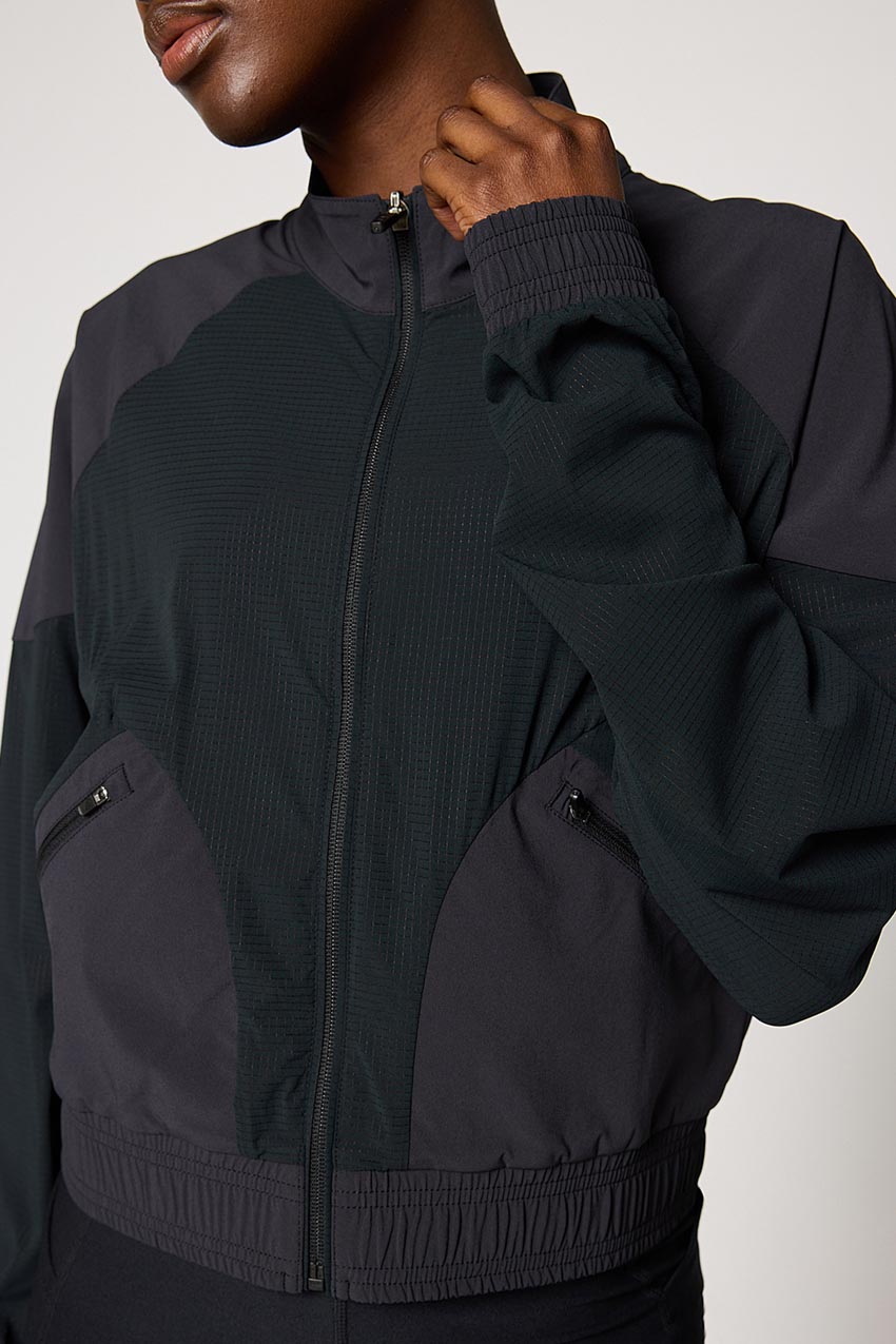 Chaqueta ligera con paneles de trek - negro